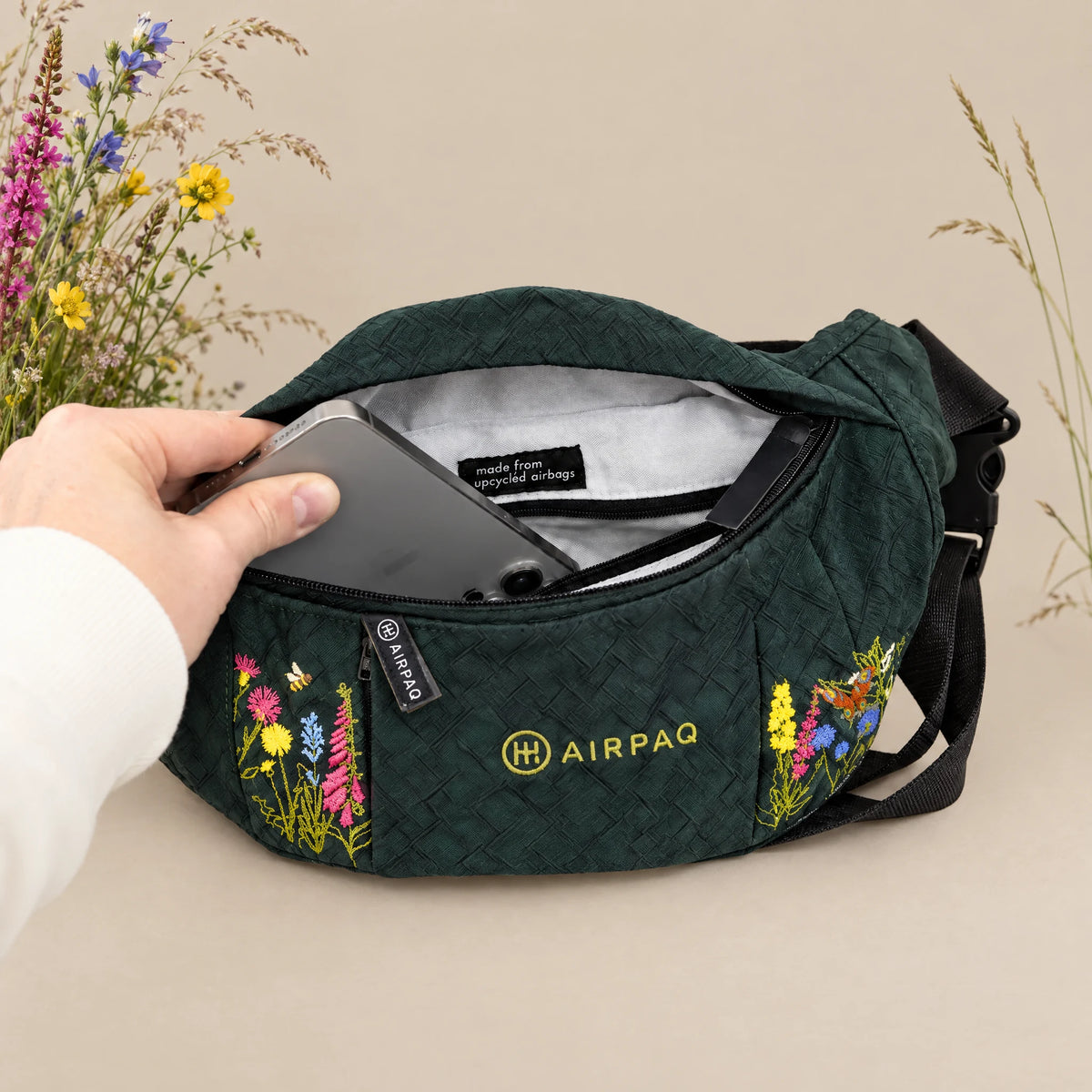 Hip Baq Large Robinga-Edition Auflage 2 – Smartphone wird ins Hauptfach gesteckt
