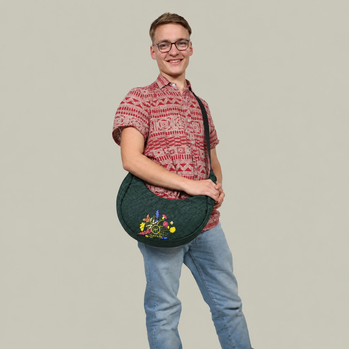 Moonbaq 9L Robinga-Edition Auflage 2 – Lifestyle-Aufnahme in sommerlicher Umgebung