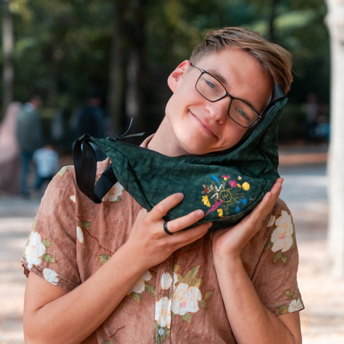 Moonbaq Mini Robinga-Edition Auflage 2 an die Wange gehalten