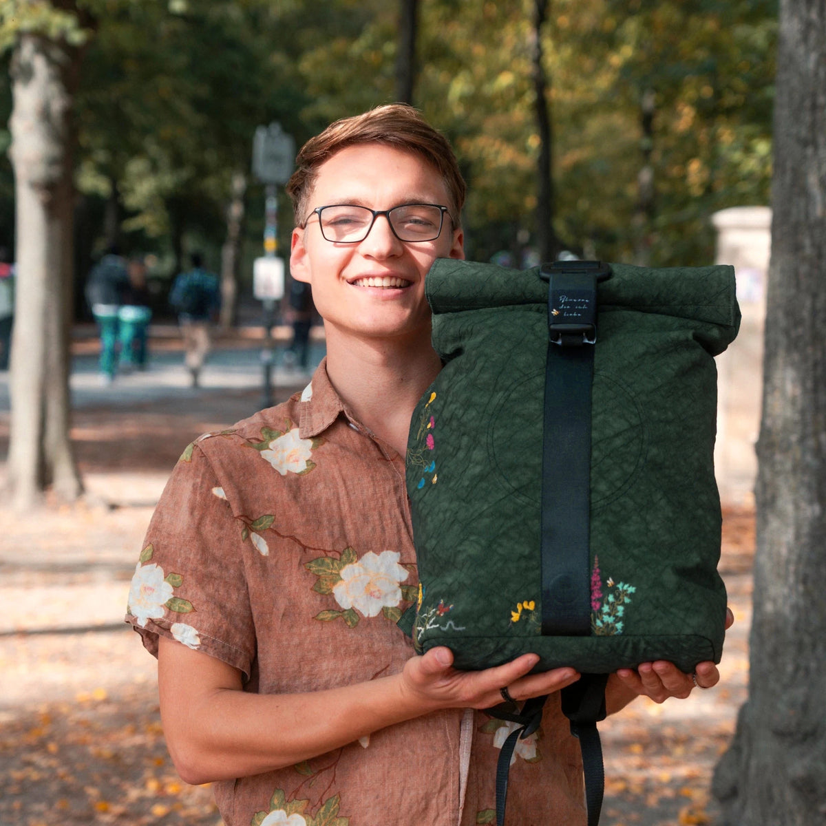 Robinga Rolltop Auflage 2 wird im Park getragen
