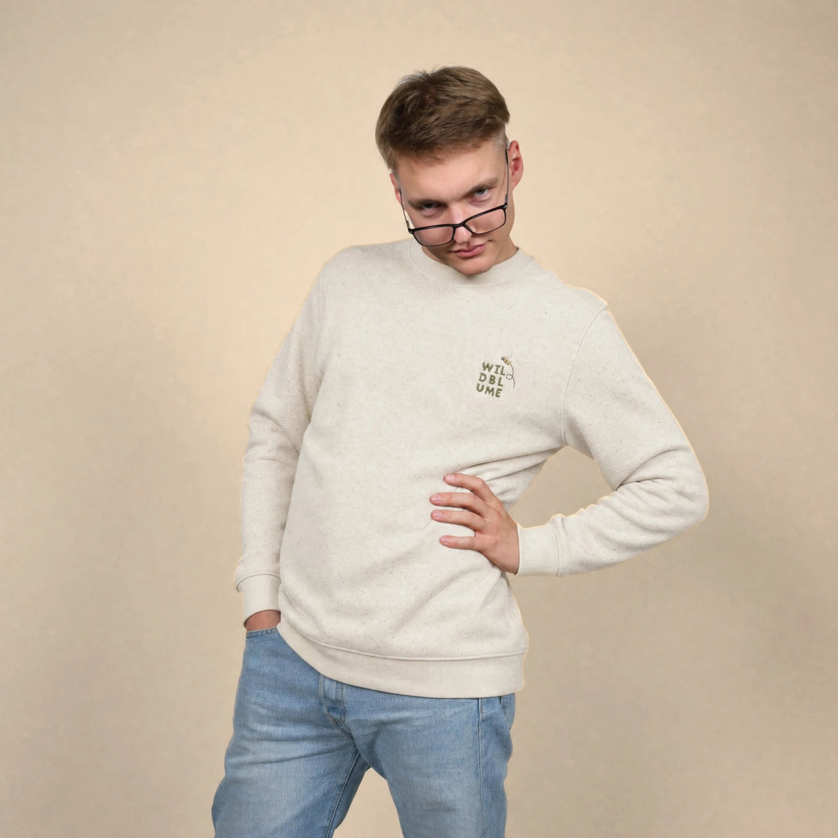 Sweater Robinga-Edition Auflage 2 – getragen, Hand an der Huefte